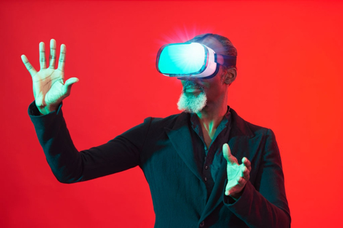 Homme-plus-âgé-avec-casque-VR